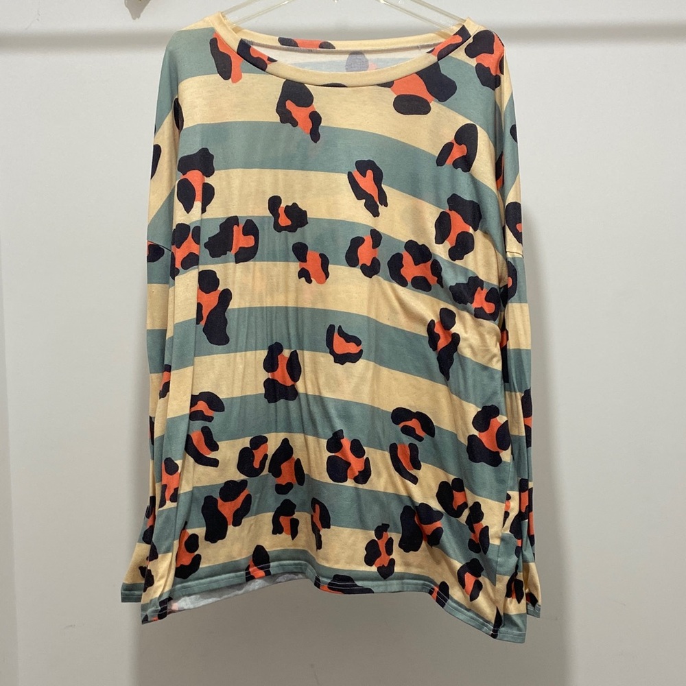 Chic Leopard Print Long Sleeve Top
